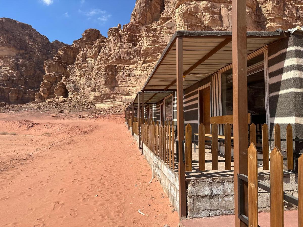 Titanic Camp Bed and Breakfast Wadi Rum Exteriör bild