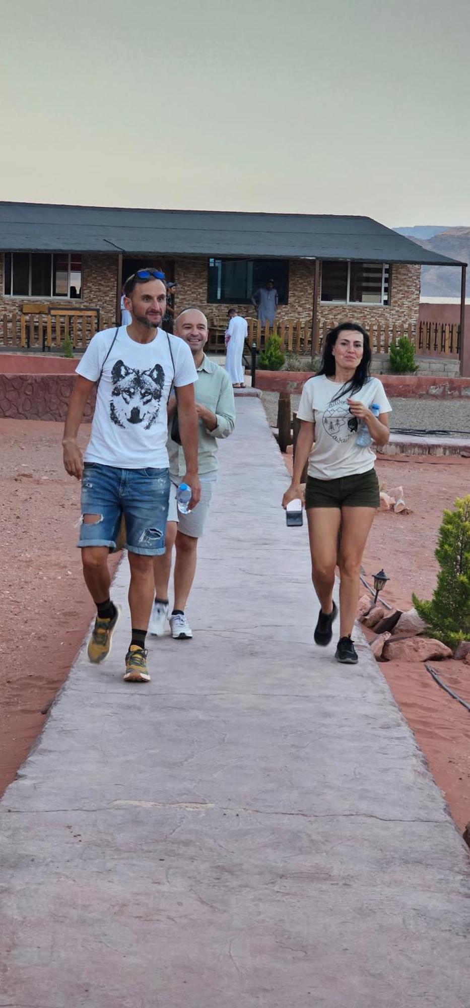 Titanic Camp Bed and Breakfast Wadi Rum Exteriör bild