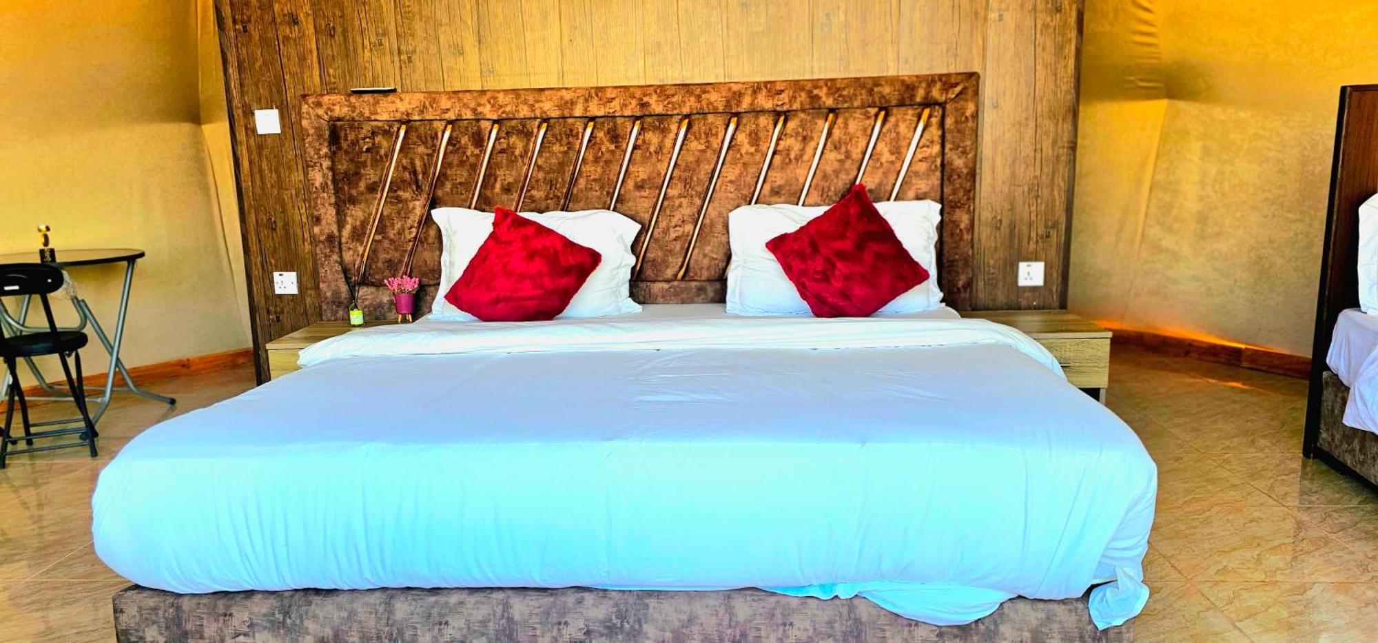 Titanic Camp Bed and Breakfast Wadi Rum Exteriör bild