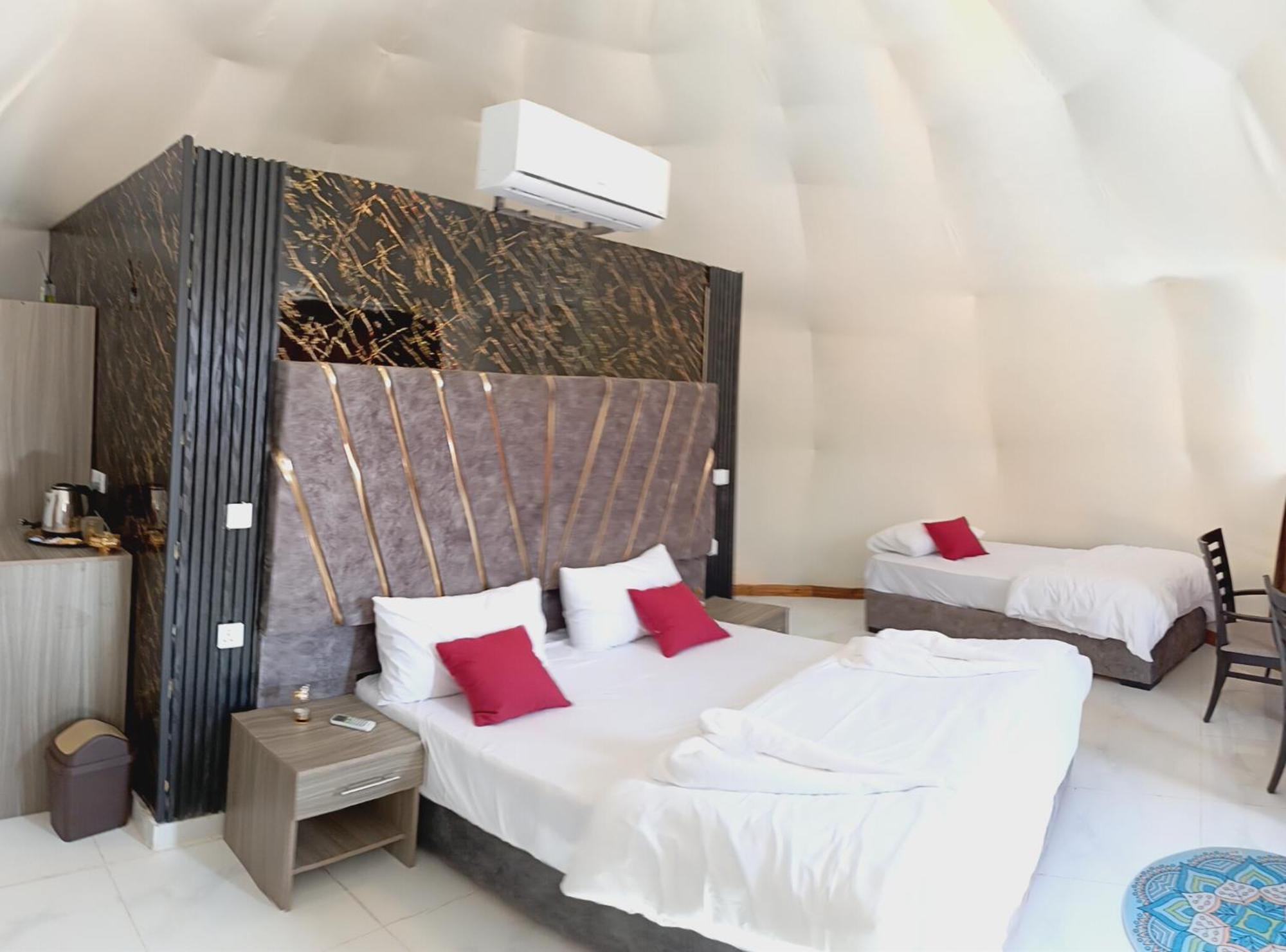 Titanic Camp Bed and Breakfast Wadi Rum Exteriör bild