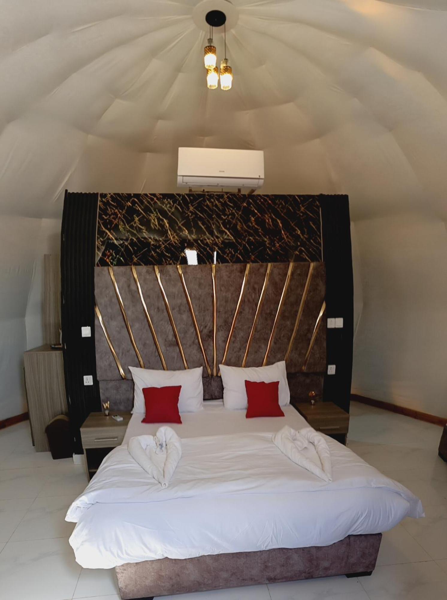 Titanic Camp Bed and Breakfast Wadi Rum Exteriör bild