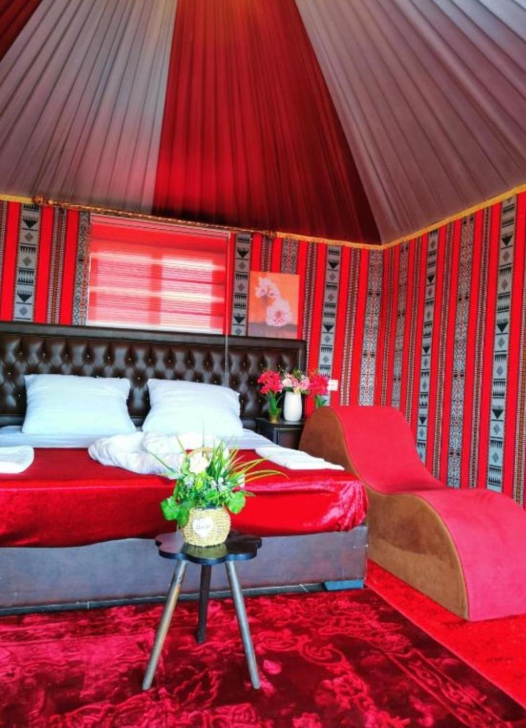 Titanic Camp Bed and Breakfast Wadi Rum Exteriör bild